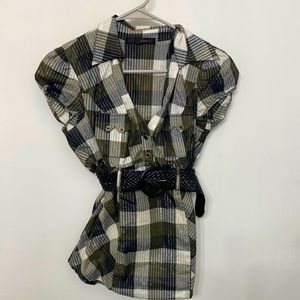 Short sleeve, v neck collared shirt. With waist belt